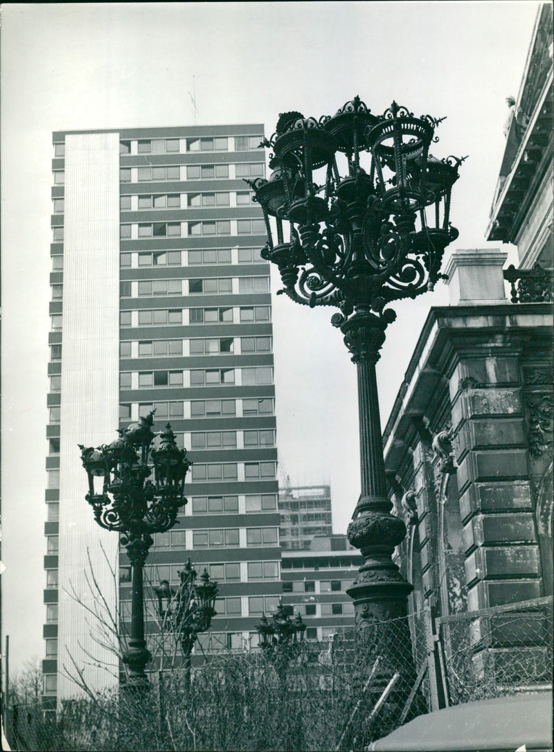 1973 BILDBESTITUTE FRANKFURTER POLICIES PAGE OPEOPLETY MIXED SOUNDS SIGNATURE - Vintage Photograph