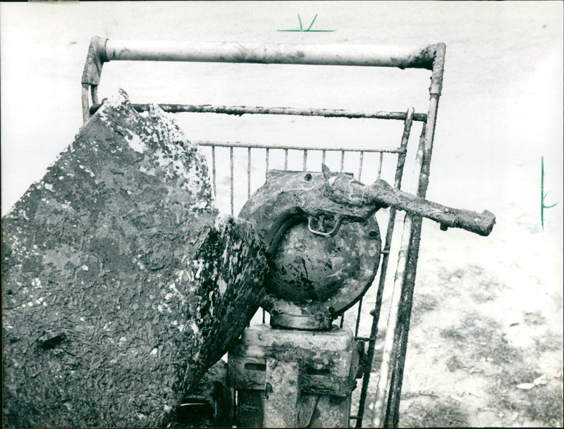 POLICEI MISCELLANEOUS HESSIAN STANDBY POLICE REQUESTED TOY GUN BRI FILM - Vintage Photograph