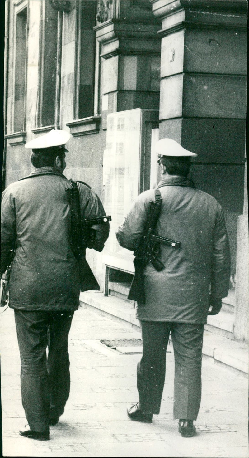 1974 FONT USING POLICE OFFICERS ARMED MACHINE GUNS HAVE BEEN SECURING MANY - Vintage Photograph