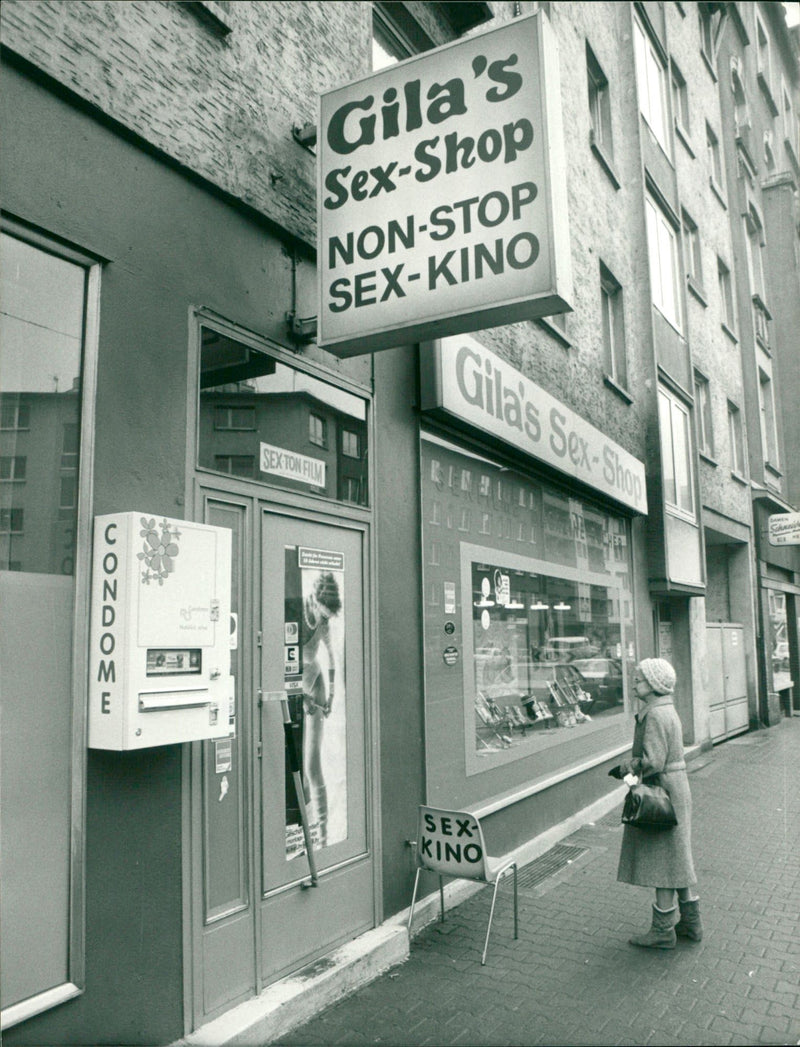 MISCELLANEOUS PROSTITUTION ENTRANCES ADVERTISING OTHER FILM - Vintage Photograph