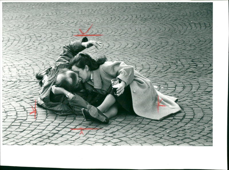 1987 OBOACHLOSE UNACCOMPANIED COUPLE RINCUBAG FAIRY HOMELESS PROTEST RIMO - Vintage Photograph