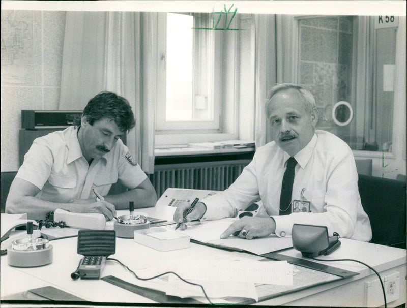 1988 OLIZEI ODERKOMMISSIO AHHOF SOKO OLIZISTE REVI BAHHOFS EDUARD FIEGEL FILM - Vintage Photograph
