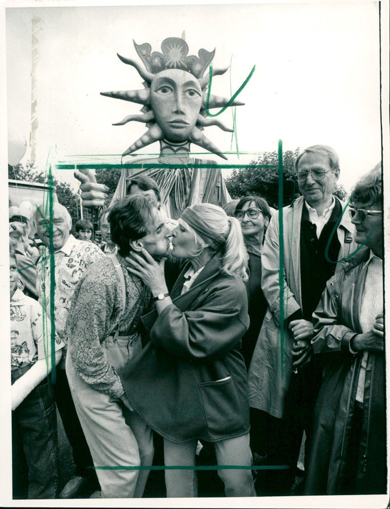 1989 NUSEEN MUSEUMSUFERFEST TRICKS EVERYWHERE FUPIS FILM MICHAEL - Vintage Photograph