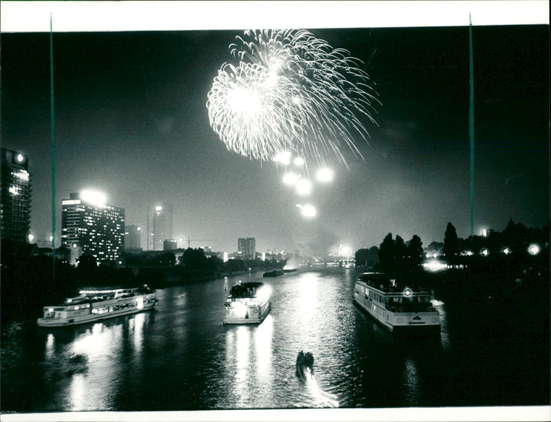 NUSEEN MUSEUMSUFERFEST SABO NAOSO FRANKFURT GUL FOTOP FILM - Vintage Photograph