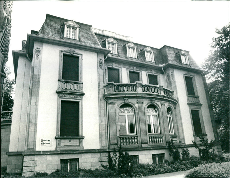 1982 MUSEUMS VOLKERKUNDE BUILDING MODELS IRONIE AUF MARK STELLW - Vintage Photograph