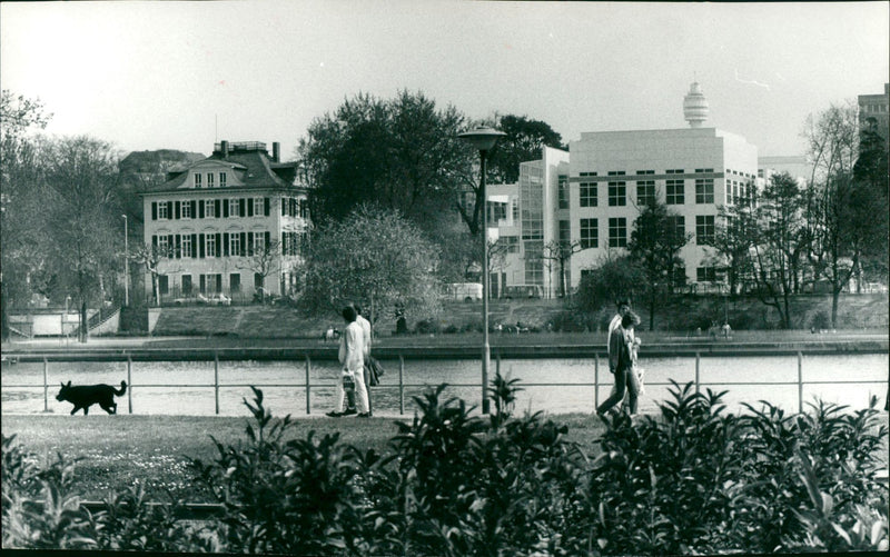 MUSEUMS KUNS SEBAUDE AUER MODELS FINE MAIN FRANKFURT - Vintage Photograph