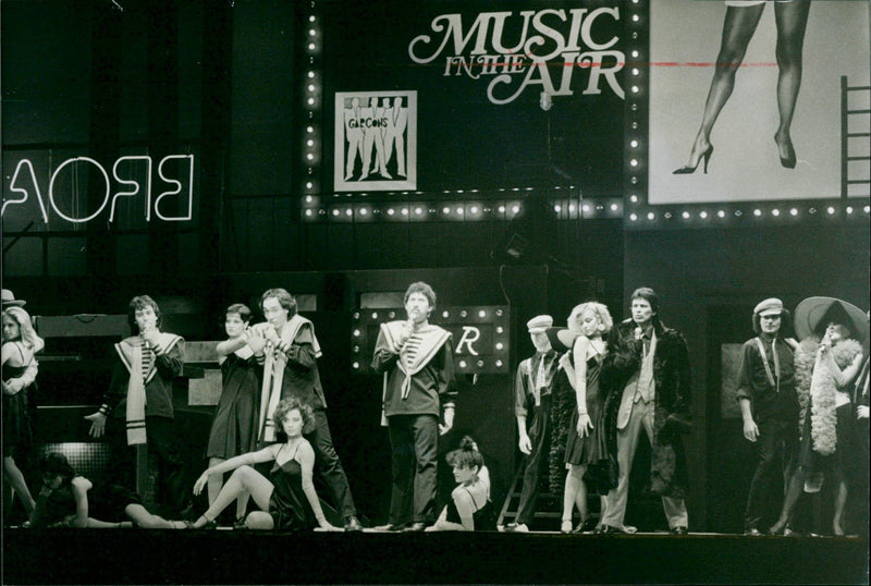 1984 OPERAI VERAN LELUJA BROD JOPPIE MAIN FRANKFURT BFRAUENSTRAE UTAS PHONE MUSIC - Vintage Photograph