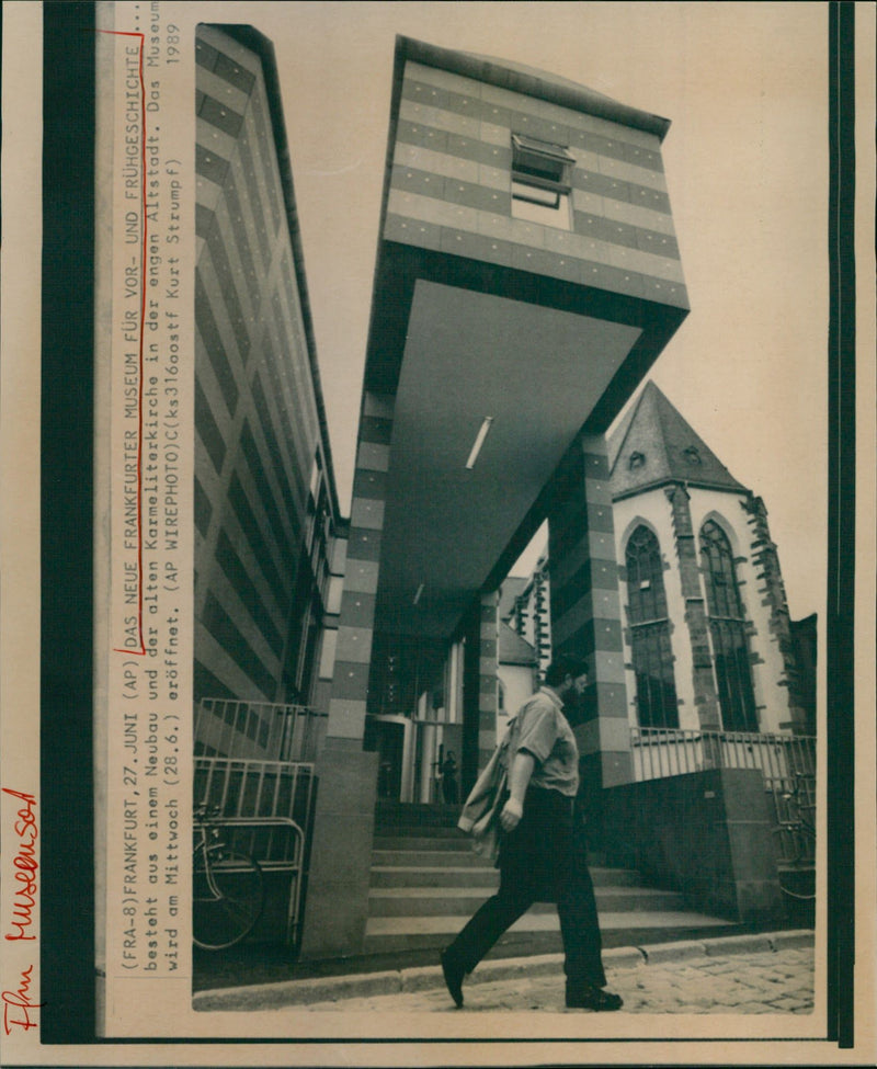 1989 MUSEUMS FRUHGESCHI HAUDE MODELS - Vintage Photograph