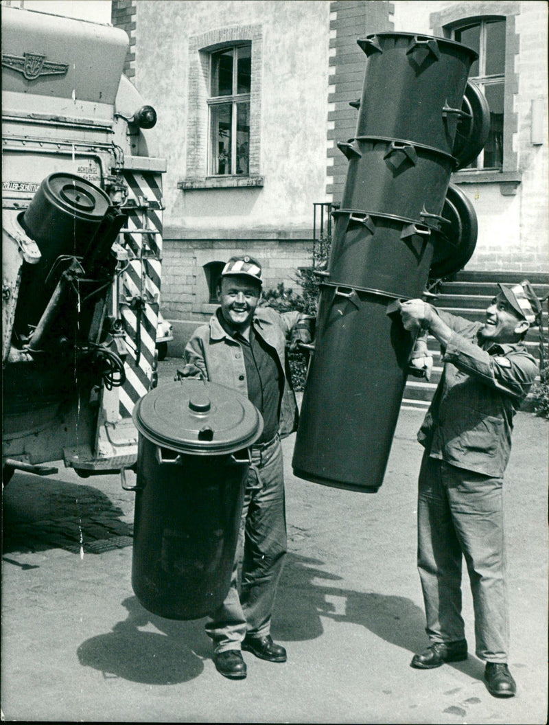 JOSS BUMBUA ZIUASJAD MEILLEMENT POLITICS MIXED SIGNATURE HAMER TOINEN - Vintage Photograph