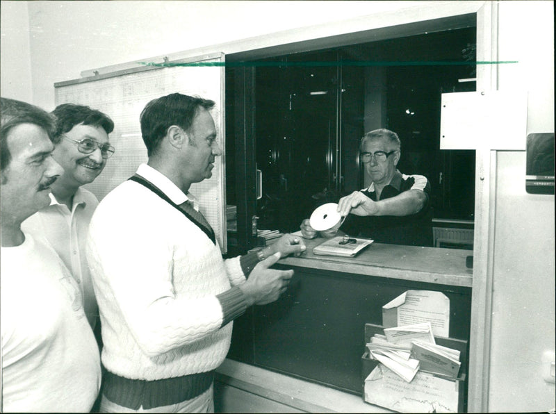 1986 ULLMANNER UWAGEN RAENREINIGUNG CARABO PICK FRANKFURT FILM - Vintage Photograph