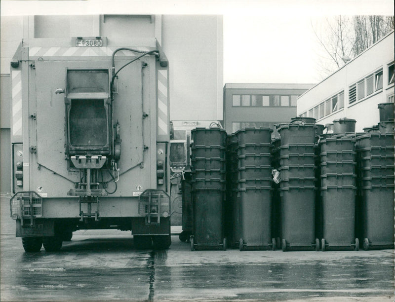 ULLMANNER UWAGEN RAENREINIGUNG CARABO BANKKTE FRANKFURT STADTSPARKADE FILM - Vintage Photograph