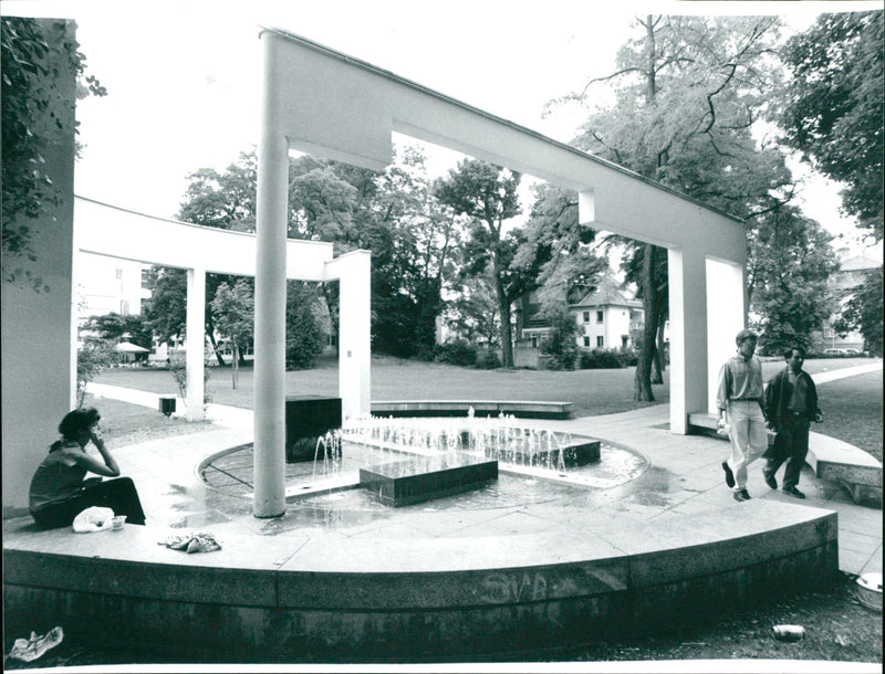 1999 MUSEUMS KUNS SEBAUDE AUER MODELS FOTS PARK SACHSENHAUSEN IDYLL - Vintage Photograph