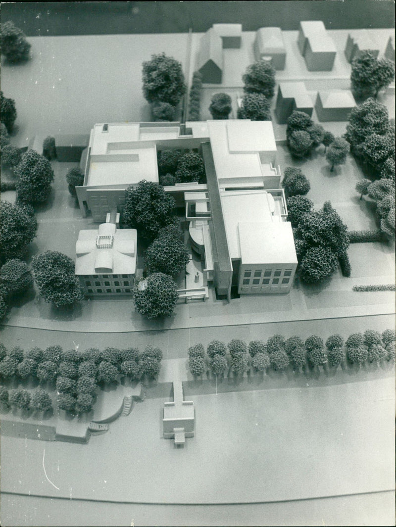 1980 MUSEUMS KUNS SEBAUDE AUER MODELS MAIER JURY OPEN PAUL ROBERT - Vintage Photograph