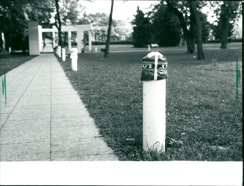 1993 MUSEUMS KUNS SEBAUDE AUER MODELS INSTEAD ARTISTIC GLASS GRAF DESIGNER - Vintage Photograph