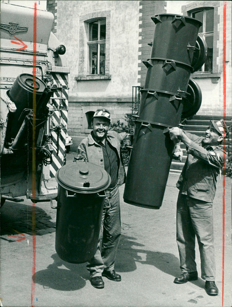 1974 ULLMANNER UWAGEN RAENREINIGUNG CARABO FRANKFURTER POLICIES SEITE SIGNATURE - Vintage Photograph