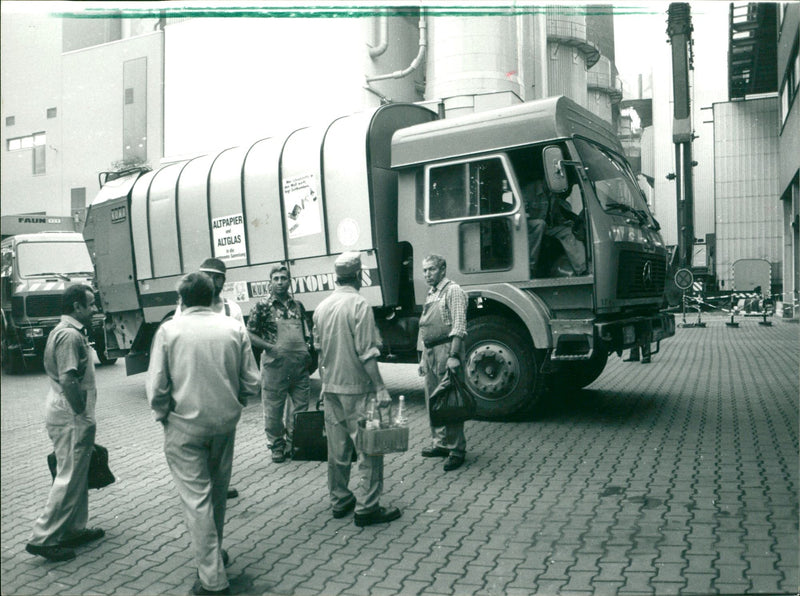 1986 ULLMANNER UWAGEN RAENREINIGUNG CARABO AUFSLEHO WHETHER LEAVE SLUMBER FILM - Vintage Photograph