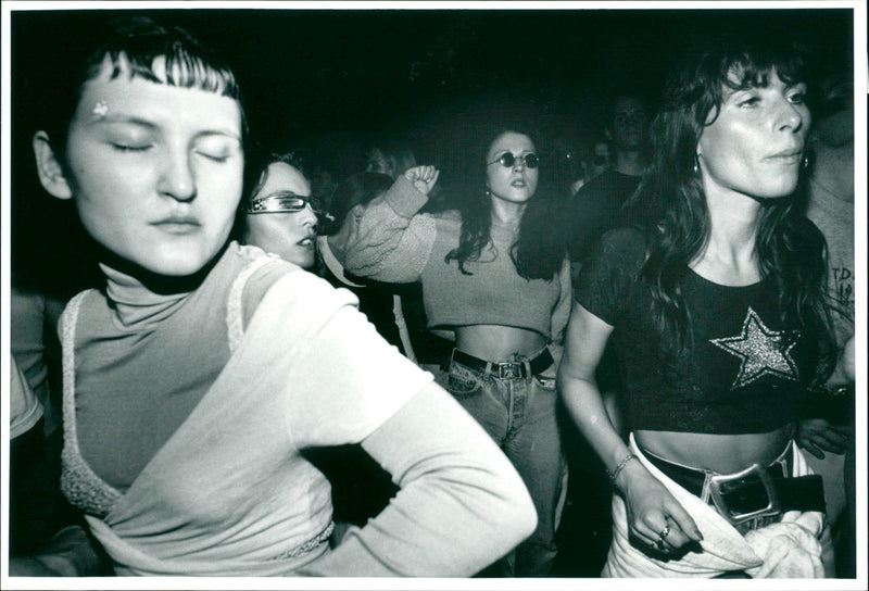 1995 ZUSIK MUSIKVER PARTY THEATER KATHARINEI BICHE THERE AROUND - Vintage Photograph