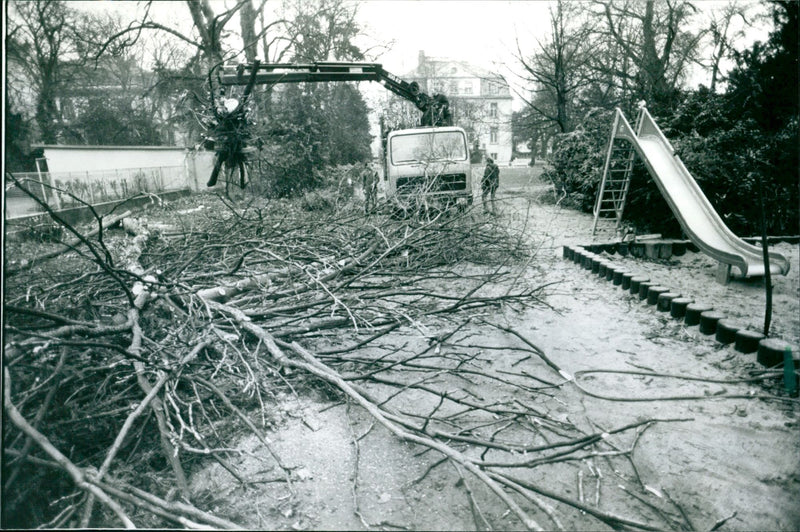 1989 MUSEUMS VOLKERKUNDE BUILDING MODELS PEOPLE NOW GROWN START WHEN WHICH CIRCU - Vintage Photograph