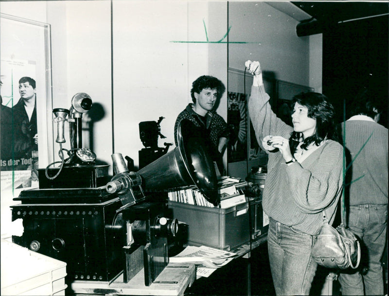 1987 MUSEUMS FILMMUSEUM BUILDING INSIDE KING KONG MARILYN MONROE - Vintage Photograph