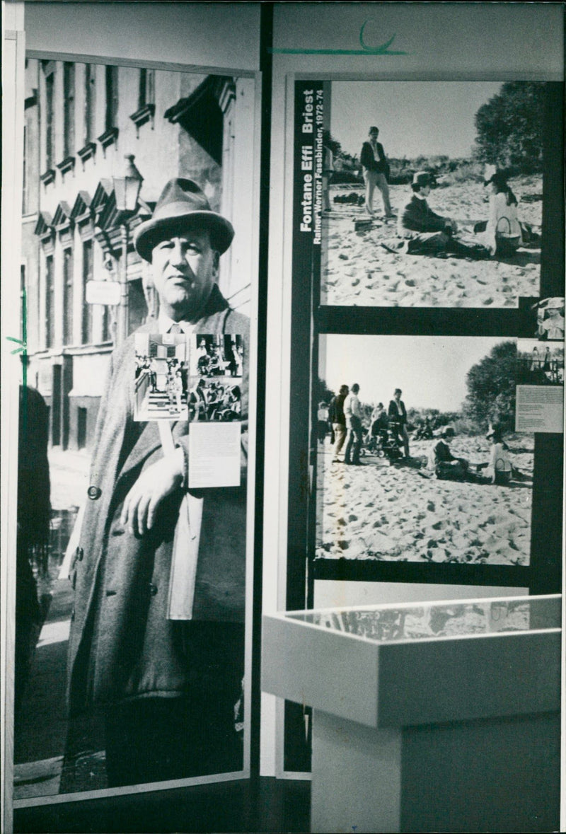 1991 MUSEUMS FILMMUSEUM BUILDING INSIDE HUSSTELLUNGEN LATERNA NAGI - Vintage Photograph