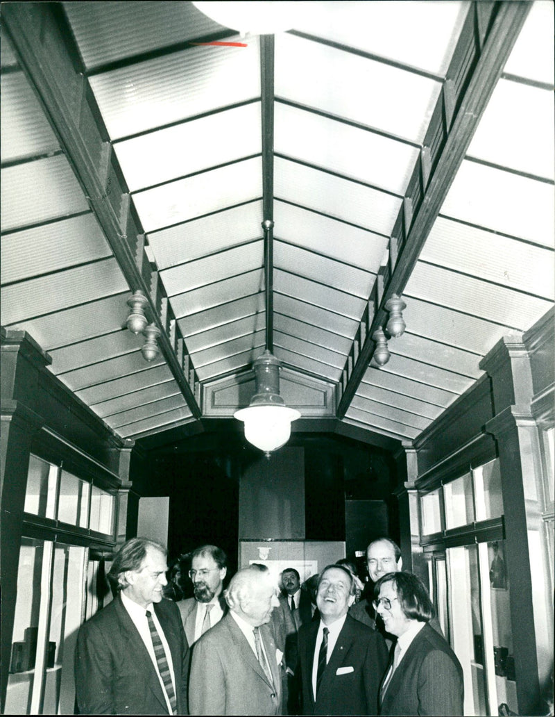 1984 MUSEUMS FILMMUSEUM BUILDING INSIDE HUSSTELLUNGEN LATERNA - Vintage Photograph