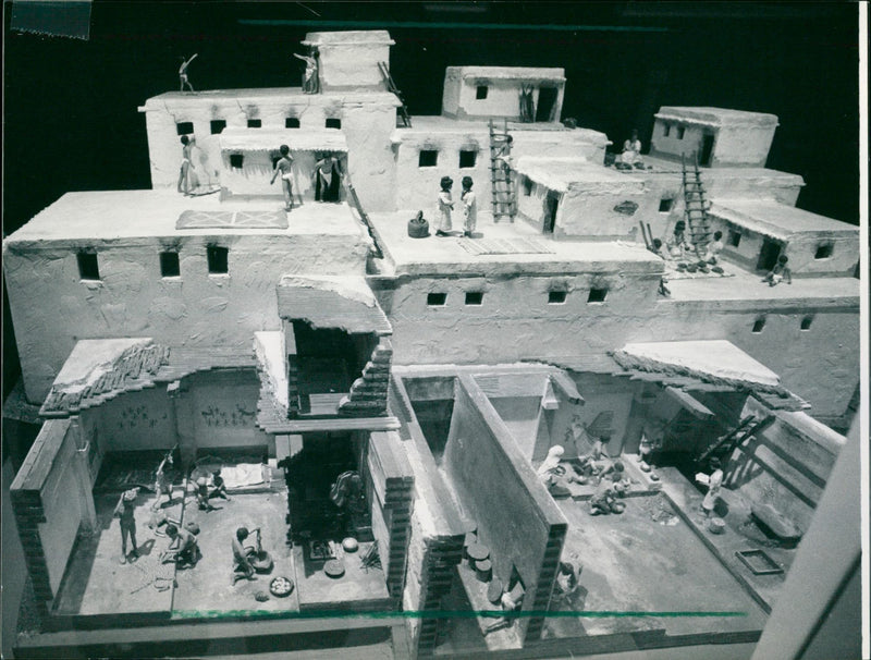 1990 LAKES PLEASE EDGE MUSEUM MODERN FFUR ARCHITECTURAL MUS MODEL - Vintage Photograph