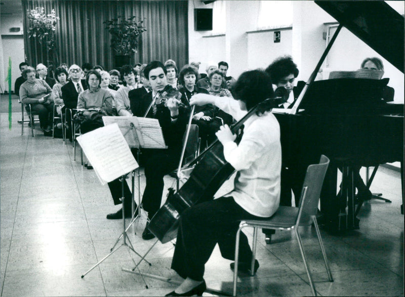 1995 LUSIC MUSIC LOCATION THERE YOUNG MUSICIANS SHOWN - Vintage Photograph