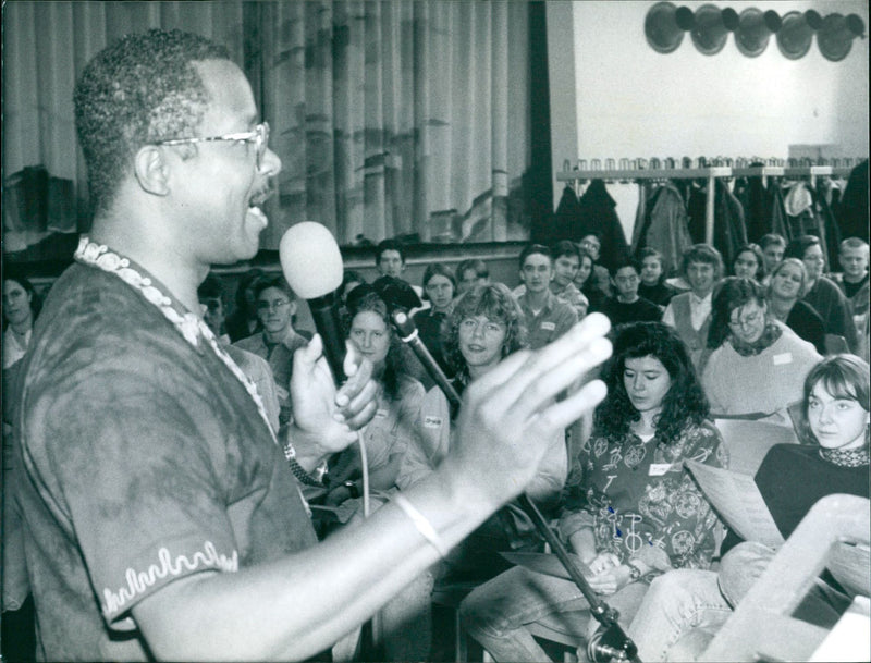 LUSIC MUSIC LOCATION THERE YOUNG PEOPLE UNDER JOHN - Vintage Photograph