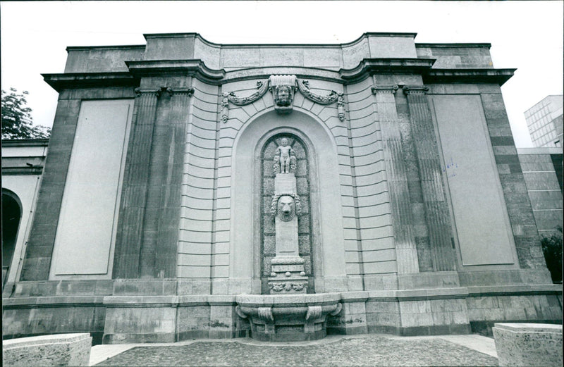 1909 MUSEUMS LIEBIEG BUILDINGS AUEN MODELS FIGURES SCULPTURE CAFE - Vintage Photograph