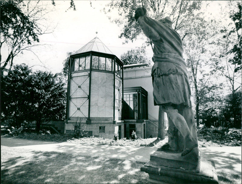 1990 MUSEUMS LIEBIEG BUILDINGS AUEN MODELS FIGURES SCULPTURE CAFE - Vintage Photograph