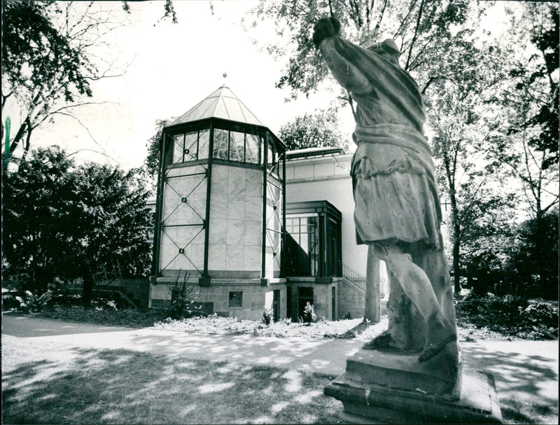 MUSEUMS LIEBING BUILDINGS AUEN MODELS FIGURES SCULPTURE CAFE - Vintage Photograph