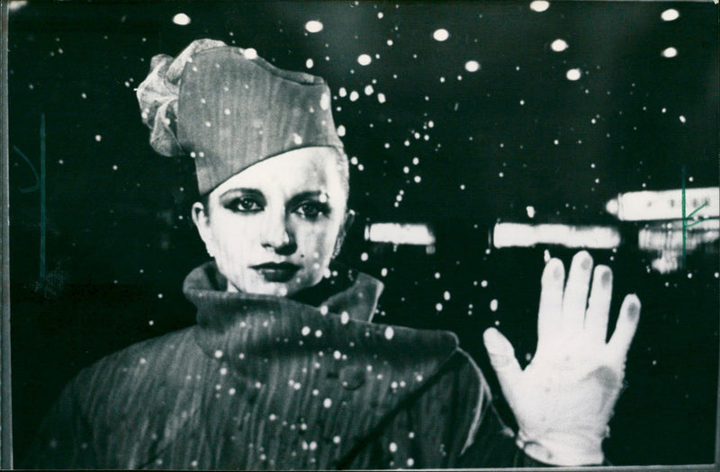 1991 MUSEUMS FILMMUSEUM BUILDING INSIDE HUSSTELLUNGEN LATERNA NAGI - Vintage Photograph