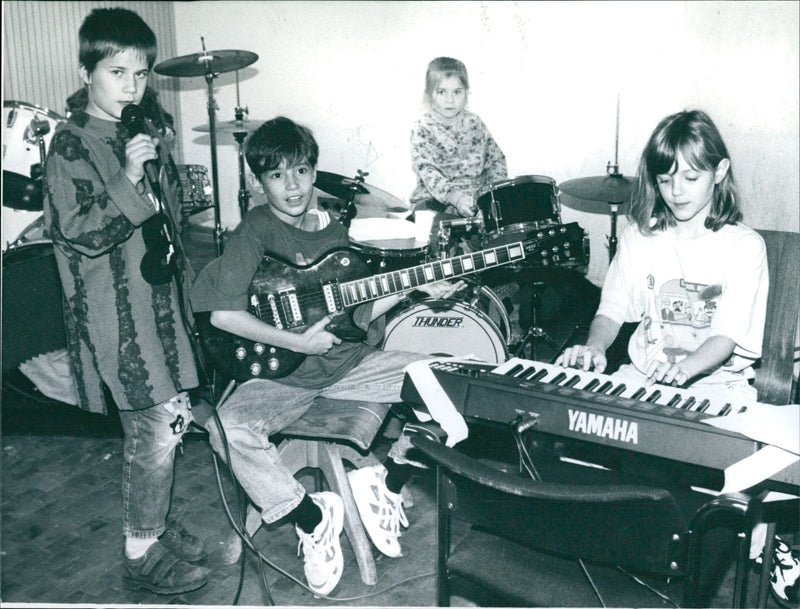 1996 LUSIC MUSIC LOCATION THERE RAP CHICKENS PLAY LOT - Vintage Photograph