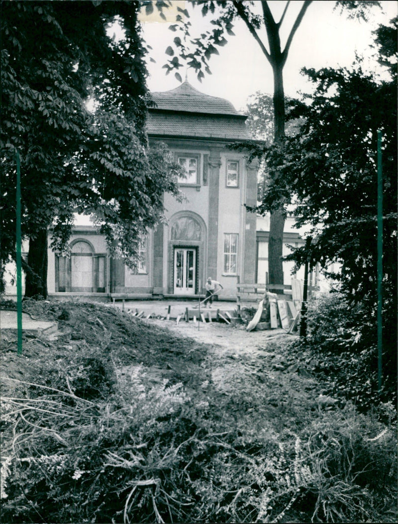1989 MUSEUMS LIEBIEG BUILDINGS AUEN MODELS FIGURES SCULPTURE - Vintage Photograph