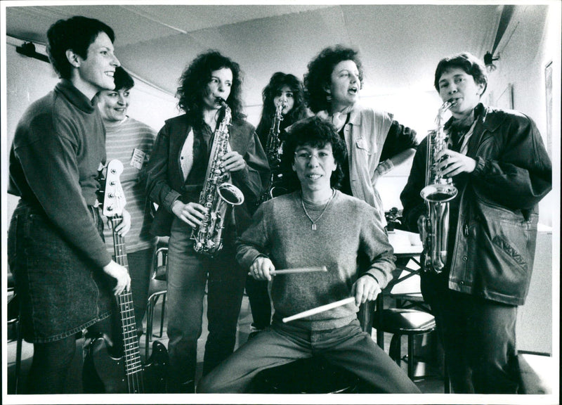 1995 LUSIC MUSIC LOCATION THERE HES SZTEMIN WOMEN MUSIC - Vintage Photograph