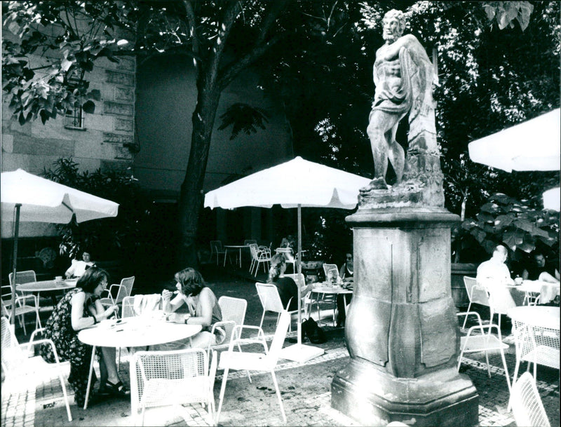 1996 MUSEUMS LIEBIEG BUILDINGS AUEN MODELS FIGURES SCULPTURE CAFE RIGHT LIEBIEGH - Vintage Photograph