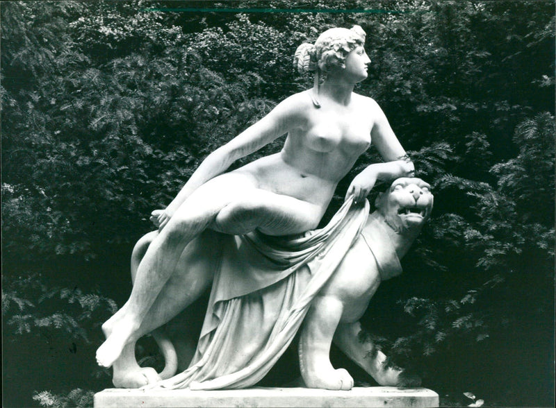 1988 MUSEUMS LIEBIEG BUILDINGS AUEN MODELS FIGURES SCULPTURE CAFE DEVELOPMENT - Vintage Photograph