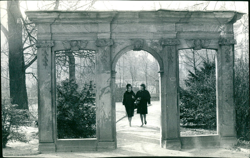 MUSEUMS LIEBIEG BUILDINGS AUEN MODELS FIGURES SCULPTURE CAFE KIEBRE MUZEUN - Vintage Photograph