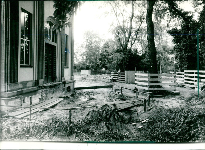 1987 MUSEUMS LIEBING BUILDINGS AUEN MODELS FIGURES SCULPTURE CAFE EXTENSION - Vintage Photograph