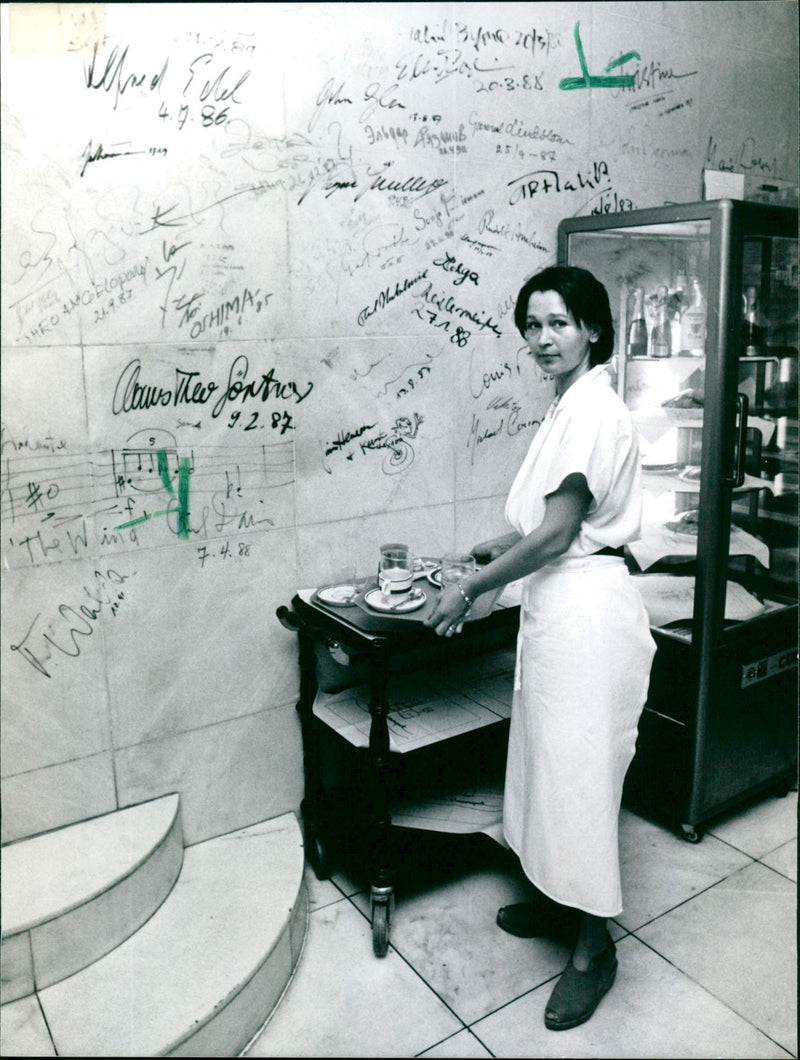 1991 MUSEUMS FILM MUSEUM CAFE PROVIDES FRIENDLY SERVICE GUIDE MARIA DESPAS TUES - Vintage Photograph