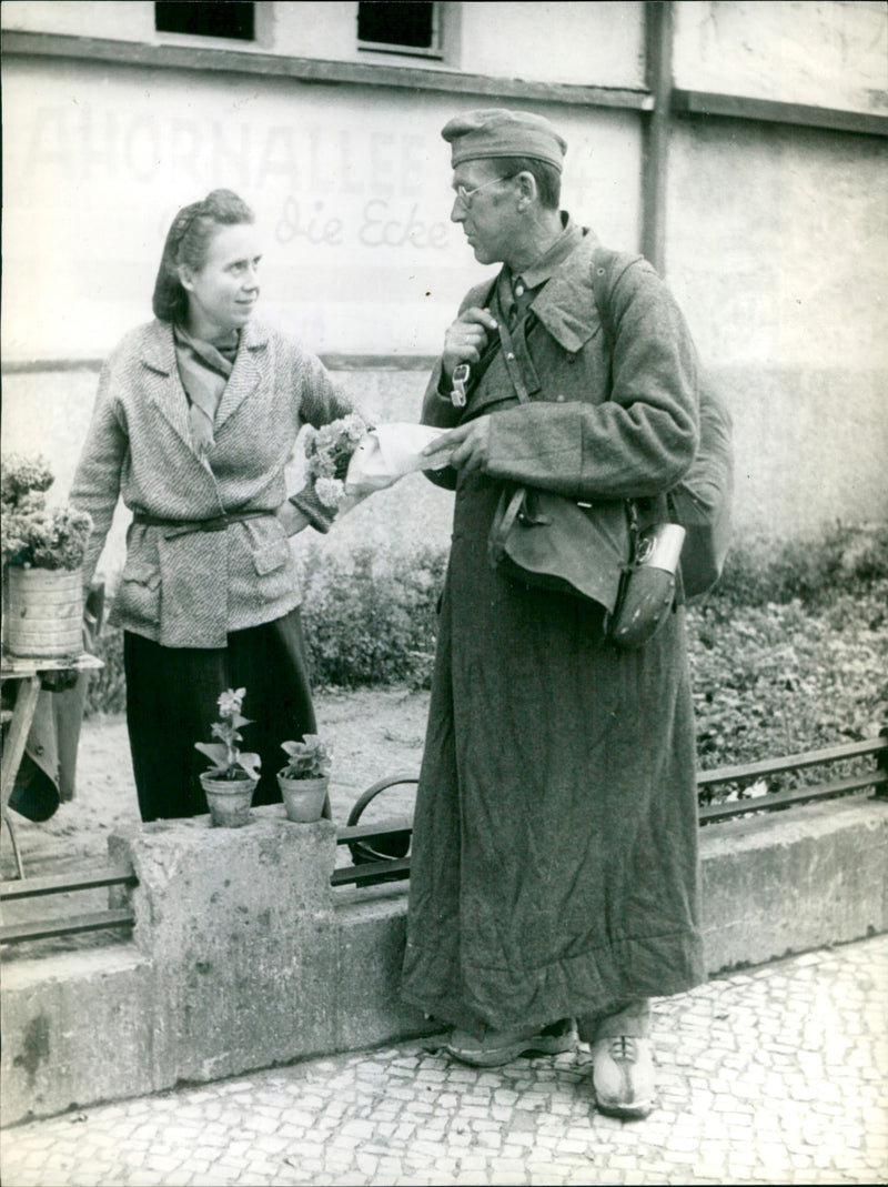1945 TKRIEG CIMKEHRER CANDANCE BUMANOVRAUS AS GOOCHET FIRA WERNER SCHURING - Vintage Photograph
