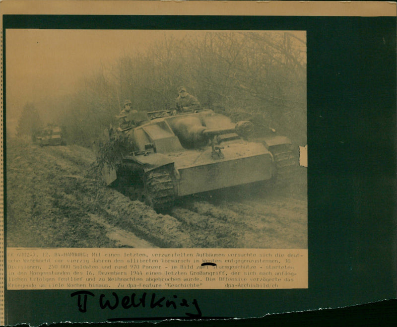 1944 LTKRIEG VERSCH SOLDIERS AND AROUND TANKS STARTED RGENSTUNDEN - Vintage Photograph