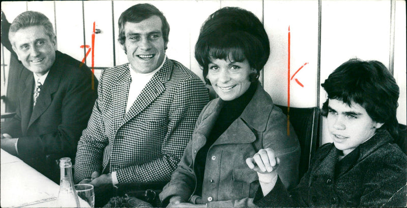 RUDI NDI ALTIG FAMILY LAILSRITY BTL FILM HER INZ WISHES ASTE - Vintage Photograph