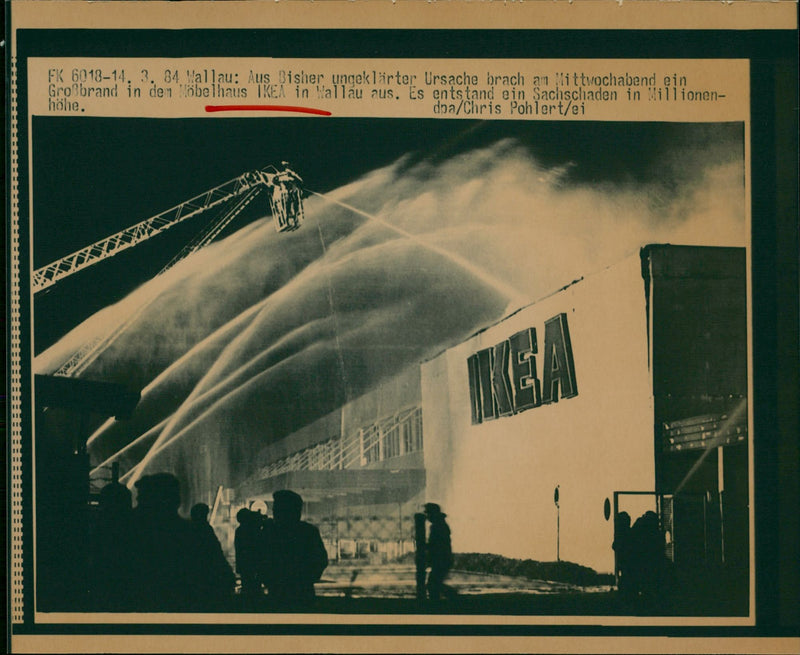 BRAND BROKE OUT MOBILE HOME IKEA WALLAU DUE PREVIOUSLY UNRES - Vintage Photograph