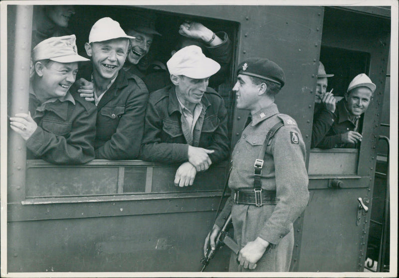 1948 TKRIEG CIMKEHRER TRAIN BAIT BEGINNING BLOC PRESS - Vintage Photograph