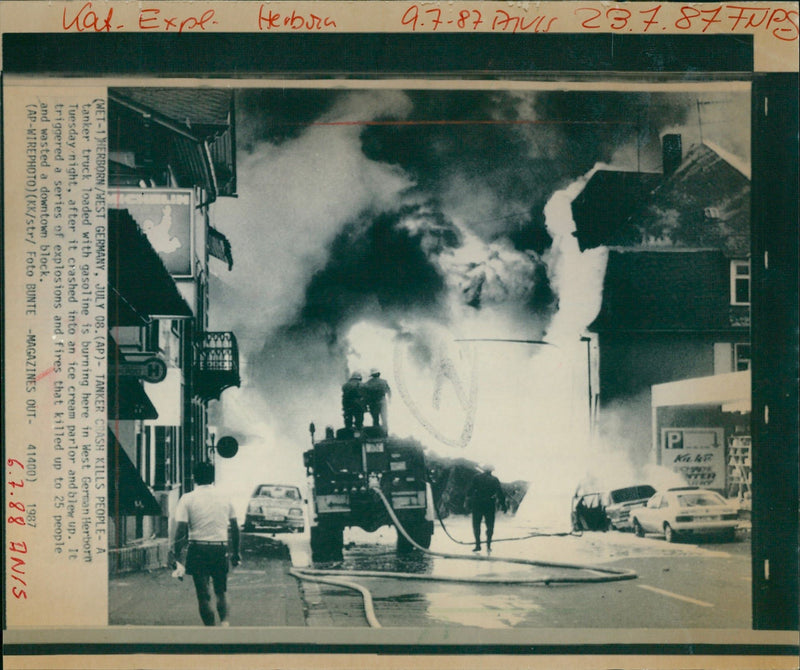 1987 ROSION PROZES TANKER TRUCK LOADED GASOLIN BURNING HERE GERMAN - Vintage Photograph