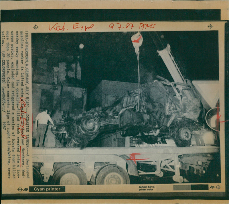 ROSION PROZES DESTROYED GASOLINE TANKER LIFT ONTOK COFIE FINDOUBT EARLY - Vintage Photograph