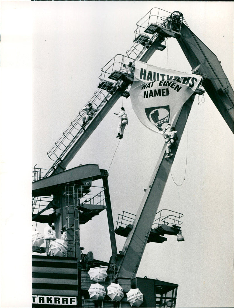 1989 ASCHUTZ LIONS TRAN JOCHEN GUANO FILM PRODUCTION WITTELSBACHERALLEE - Vintage Photograph