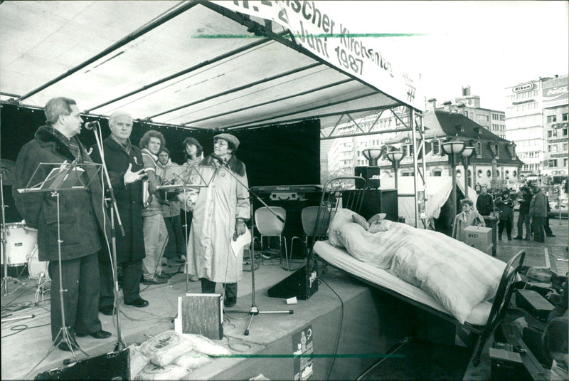 1987 LIFE KIRCHON EVANGELIC RANKFURT EQUEST FUPAL MUSIC CELEBRITY AND MUCH - Vintage Photograph