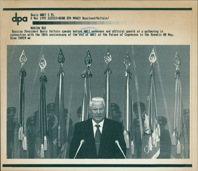 1995 BORIS YELTSIN SPOKE BEFORE WWII VETERANS AND OFFICIAL GUEST PRESIDENT PALACE - Vintage Photograph